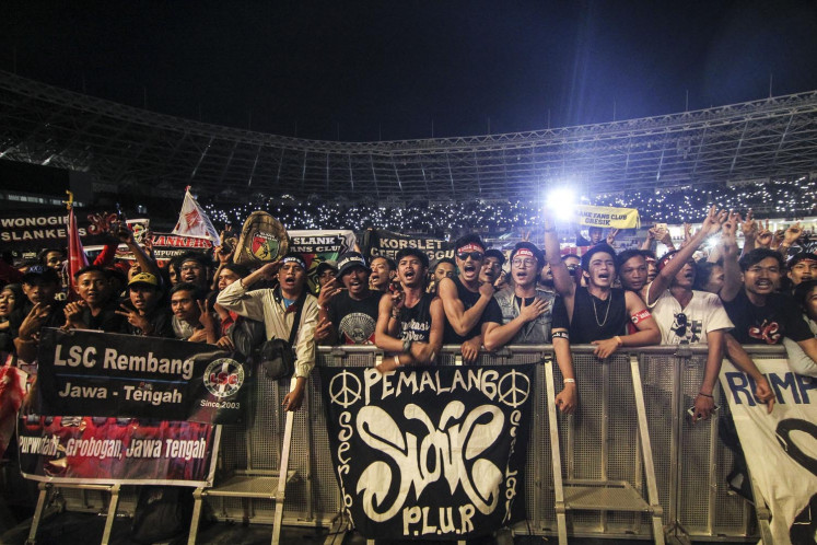 Thousands of fans called Slankers get into the swing of things at the concert.
