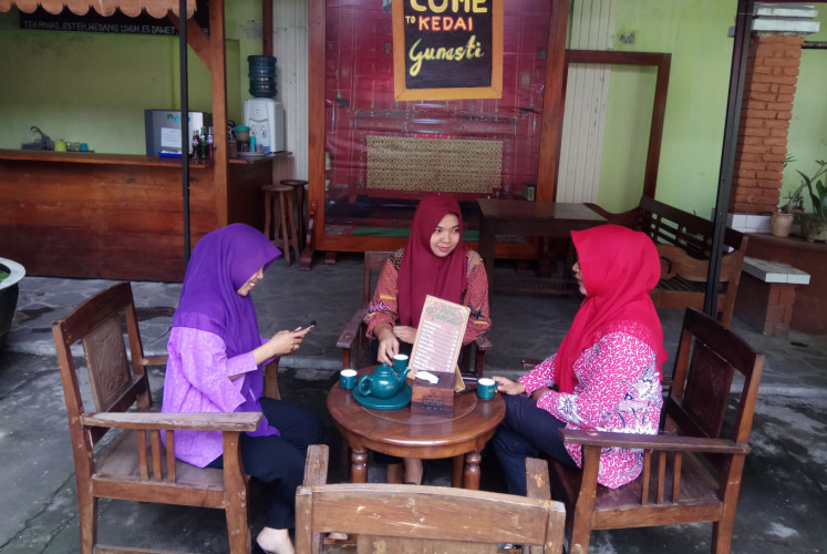 Pengunjung menikmati waktu mereka di Kedai Gunasti di desa Kauman di Surakarta. Daerah ini dikenal dengan bangunan bersejarah, kafe kuno, dan butik batik | Foto:Ganug Nugroho Adi / Jakarta Post