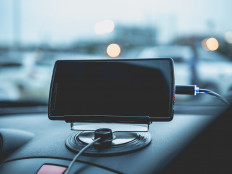 Three reasons to stop charging smartphones in cars