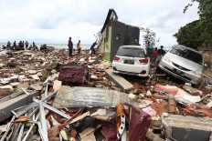 Valet parking: Search and rescue personnel search for victims of the Sunda Strait tsunami that might be trapped under the rubble of Stephanie Villa complex at Carita Beach in Pandeglang, Banten, on Monday, December 24, 2018. JP/Dhoni Setiawan