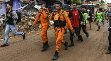 Rescuers reach residents of Tsunami struck towns