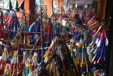 Sellers offer their paper-made trumpets in Glodok, West Jakarta on Dec. 26, 2018. Many seasonal trumpet sellers proliferate in Jakarta to offer various kinds of trumpets for the New Year's Eve celebration.