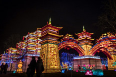Chinese lanterns dazzle in ancient French town