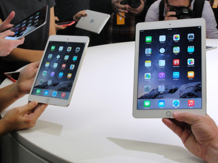 Apple's iPad Mini 3 (L) and iPad Air 2 (R) during an event unveiling the company's new iPad line in Cupertino, California, on October 16, 2014. 