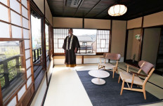 Exclusive temple visits, original samurai swords draw affluent travelers to Japan