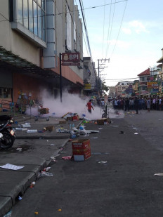 Bomb outside shopping centre kills two, wounds 28 in Philippines
