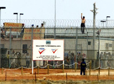 Australia closes controversial detention centre