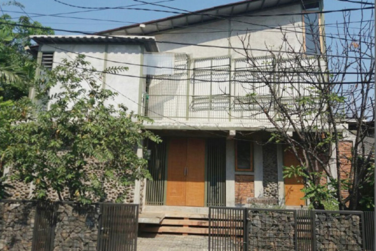 The water-sensitive house in Kelapa Gading that has space underneath for water in case of flood or heavy rainfall.