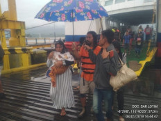 Ferry runs aground off Lombok in bad weather 