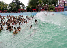 Wave riders: Visitors enjoy a wave pool at a water park in Malang, East Java, on Tuesday. JP/Nedi Putra AW
