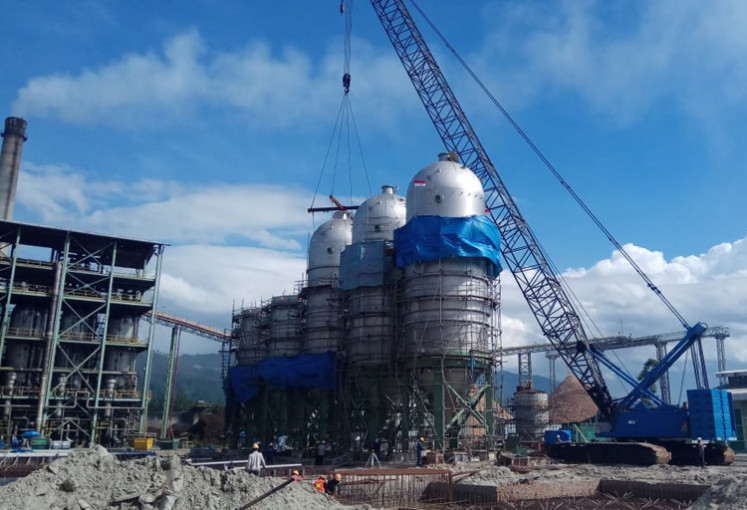 &nbsp;PT Toba Pulp Lestari (TPL) workers install new technology into the cooking plants of the TPL factory in Toba Samosir regency, North Sumatra. 