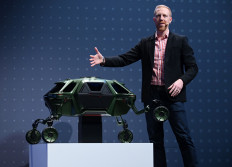 Hyundai shows off walking car project