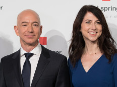 In this file photo taken on April 24, 2018 Amazon CEO Jeff Bezos and his wife MacKenzie Bezos poses as they arrive at the headquarters of publisher Axel-Springer where he will receive the Axel Springer Award 2018 in Berlin.  (dpa/AFP/Jorg Carstensen).
Usage: 0