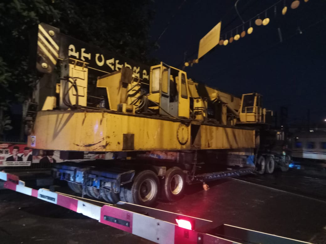 Truck stalls at railway crossing disrupts Commuter train 