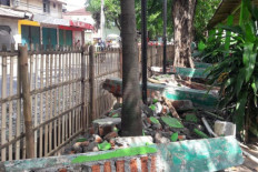 Heavy rain knocks down East Jakarta school wall
