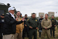 Trump pushes wall plan in US-Mexico border visit