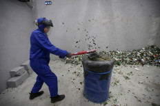 All the rage: Beijingers vent their stress in 'anger room'