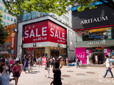 Mobile-phone data shows virus crushing some retail hot spots