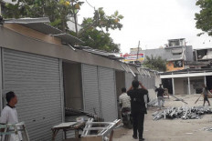 Strong winds destroy 22 kiosks in North Jakarta