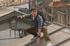 'Spider-Man: Far From Home' shows Mysterio making a splash in debut trailer