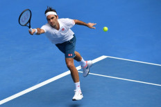 Federer battles into Australian Open third round