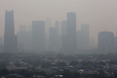 Hardly visible: Smog blankets Jakarta’s skyscrapers on Tuesday. Air pollution in the city is among the worst in the world.