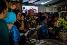 Famous comedian Indro Warkop (center) waits in line with other guests to grab something to eat. JP/Anggertimur Lanang Tinarbuko