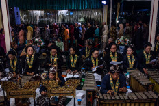 Sinden (singers) perform alongside gamelan musicians. JP/Anggertimur Lanang Tinarbuko