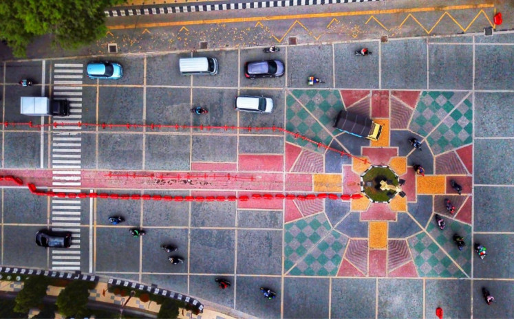 Mosaik koridor Jalan Jenderal Sudirman di depan Balai Kota Surakarta yang disebut mirip Salib.