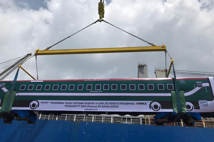 Tahap pertama ekspor 15 dari 250 kereta yang dipesan oleh Bangladesh di Pelabuhan Tanjung Perak, Surabaya | Foto: Achmad Faizal / Kompas