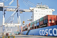 Slowing growth: A container is unloaded from a China Ocean Shipping Company cargo vessel at a port in Yantai, Shandong province, China, on Monday. China’s economy cooled in the fourth quarter of 2018 under pressure from faltering domestic demand and bruising United States tariffs, dragging 2018 growth to the lowest level in nearly three decades and pressuring Beijing to roll out more stimulus to avert a sharper slowdown.