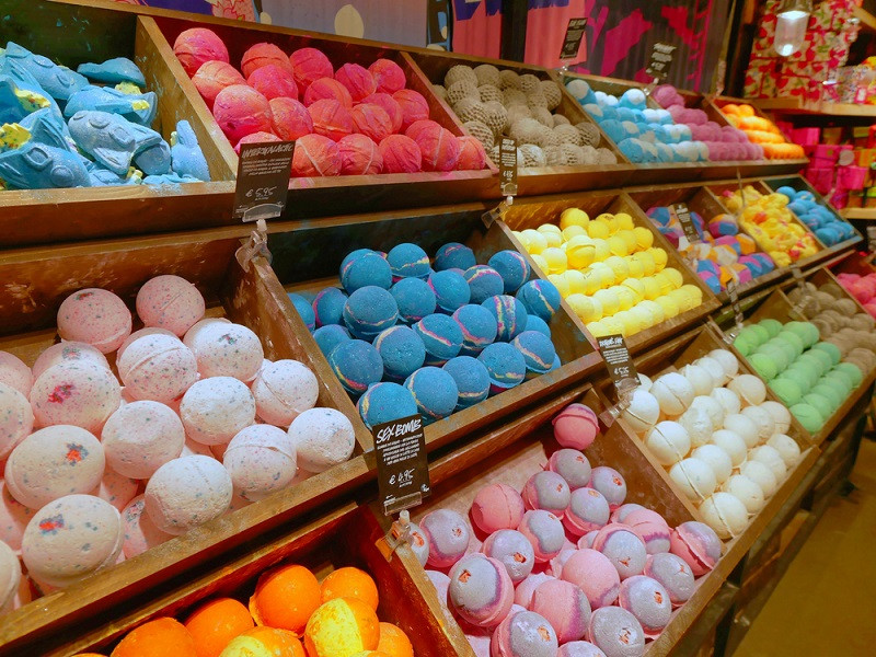 Lush launches plastic packaging-free store in UK ...