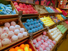 Lush launches plastic packaging-free store in UK