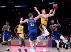 Warriors romp past Lakers, 76ers shoot down Rockets