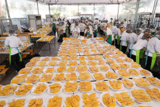 Thailand invites Chinese tourists to record-breaking sticky rice mango feast