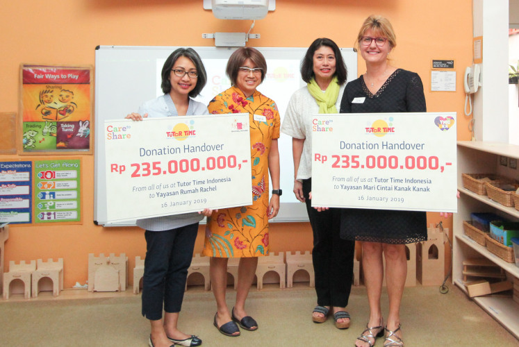 Tutor Time Foundation head Melania Hamdan (second right),Let’s Love Children Institution   volunteer Julie van Laarhoven (right) and Rumah Rachel CEO Kartika Kurniasari (left) during a handover event on Jan. 16  at Tutor Time Kemang in South Jakarta.