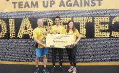 Sound commitment:  Sun Life Financial Asia President Claude Accum (left) and Sun Life Financial Indonesia President Director Elin Waty (right) give a symbolic donation to Dr. Dicky Levenus Tahapary of the Metabolism and Endocrinology Division of the Internal Medicine Department of the Medicine Faculty of the University of Indonesia and the Cipto Mangunkusumo Hospital (RSCM) during the 2019 Sun Life Resolution Run at ICE BSD, South Tangerang, on Sunday. Through the donation, Sun Life Financial demonstrated its commitment to promote healthy lifestyles and prevent diabetes.