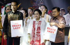 Indonesian Democratic Party of Struggle (PDI-P) chairwoman Megawati Sukarnoputri (center) poses for a photo alongside President Joko “Jokowi” Widodo (left) and then vice president Jusuf Kalla during her 72nd birthday celebration on Jan. 23, 2019. The event also marked the launch of the book “The Brave Lady”, which features a collection of stories by Megawati’s former ministers recounting their experience with her at the helm of the country between 2001 and 2004.