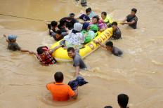 Sulawesi engulfed by floods, thousands evacuated