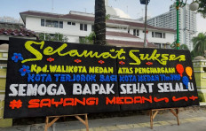 A flower board congratulating the Medan mayor pm receiving the "dirtiest city" title stands at Medan City Hall on Wednesday. 