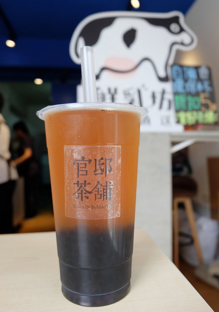 Pure tea: At Guan Di Bubble Tea, a cup of Alpine Four Seasons Tea with pearls costs NT$35 (US$1.13)