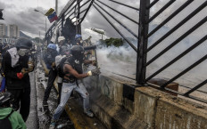 US orders non-emergency embassy staff to leave Venezuela