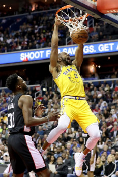 Warriors switch gears to beat Wizards for 9th straight win