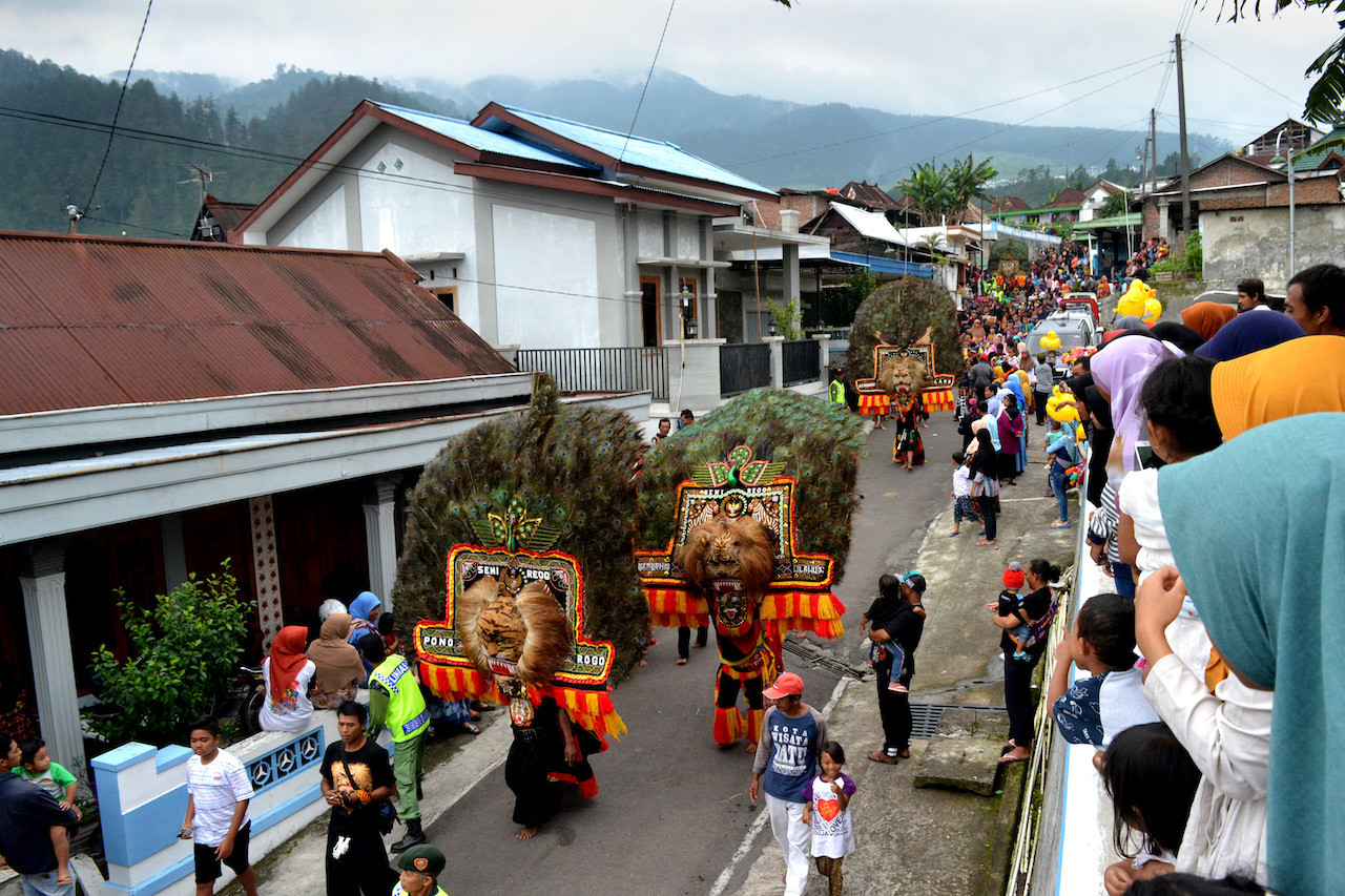 Penampilan seni reog untuk membuka tradisi Mondosiyo | Foto: Stefanus Aji / Jakarta Post