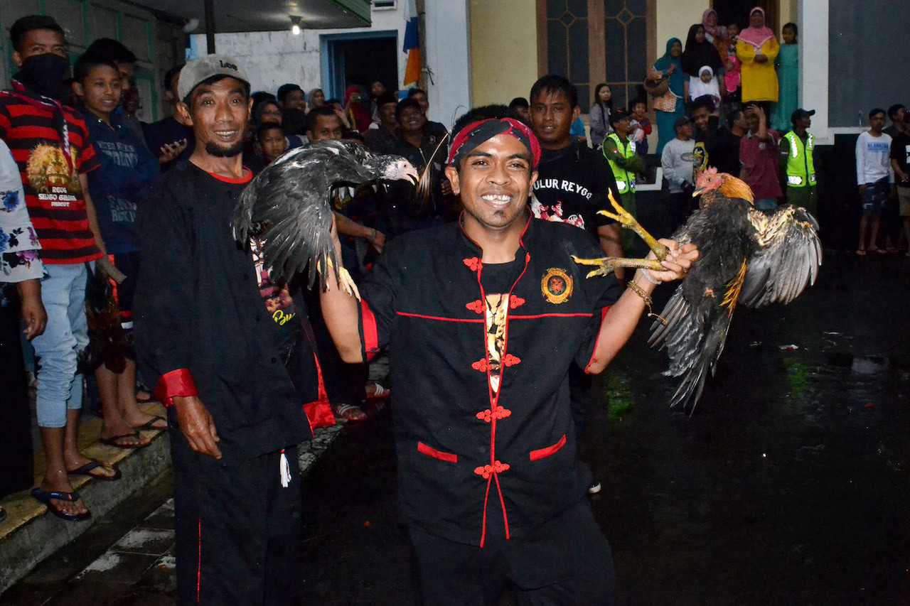 Salah seorang warga yang berhasil menangkap ayam | Foto: Stefanus Ajie / Jakarta Post
