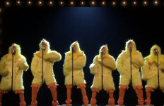 Backstreet Boys, Jimmy Fallon ‘cluck’ their way to sing ‘Everybody’