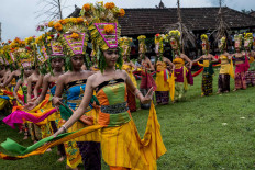 Dance across the village: The rejang dancers begin their performance from Bale Gede to Jasri village’s temple yard. JP/Agung Parameswara