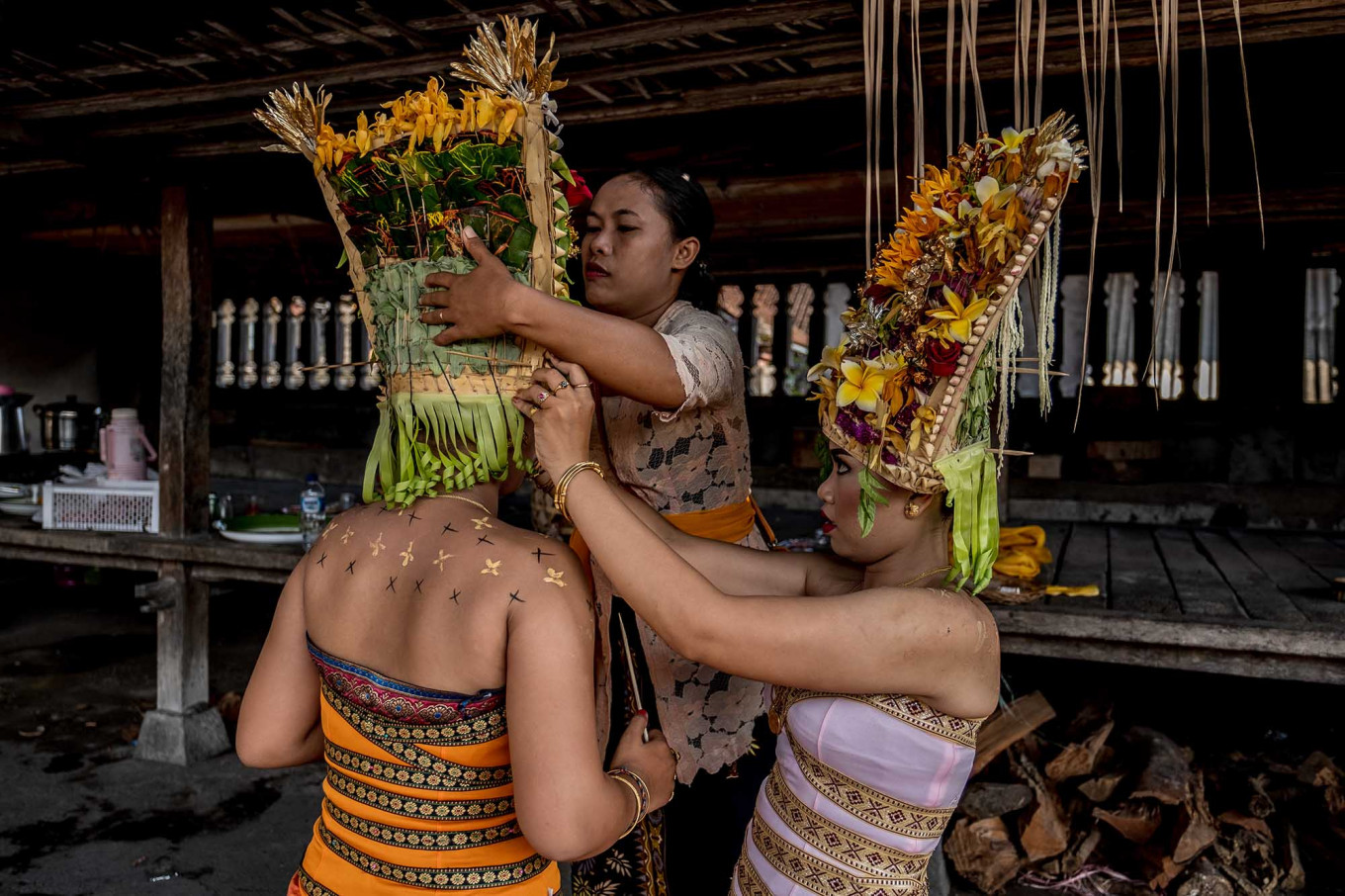 Para penari mengenakan hiasan kepala yang terbuat dari anyaman daun kelapa yang disebut gelungan dan dihiasi dengan bunga | Foto: Agung Prameswara / Jakarta Post