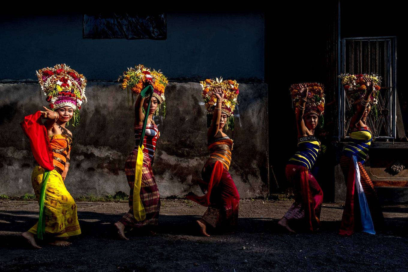 Meskipun bukan penari profesional, para penari Rejang percaya bahwa dengan kehadiran Dewa dan dedikasi tulus yang mereka berikan akan membuat tarian mereka selaras | Foto: Agung Prameswara / Jakarta Post