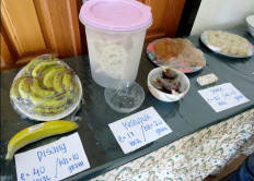 The lunch provided is equipped with nutritional information and food samples.